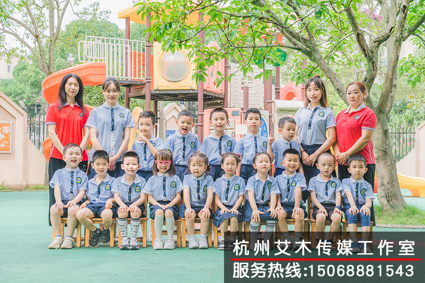 老师和幼儿园同学集体拍摄留念